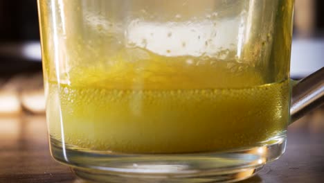 Líquido-De-Vitamina-De-Magnesio-Amarillo-Dentro-De-Un-Vaso-De-Vidrio-Transparente-Listo-Para-Beber