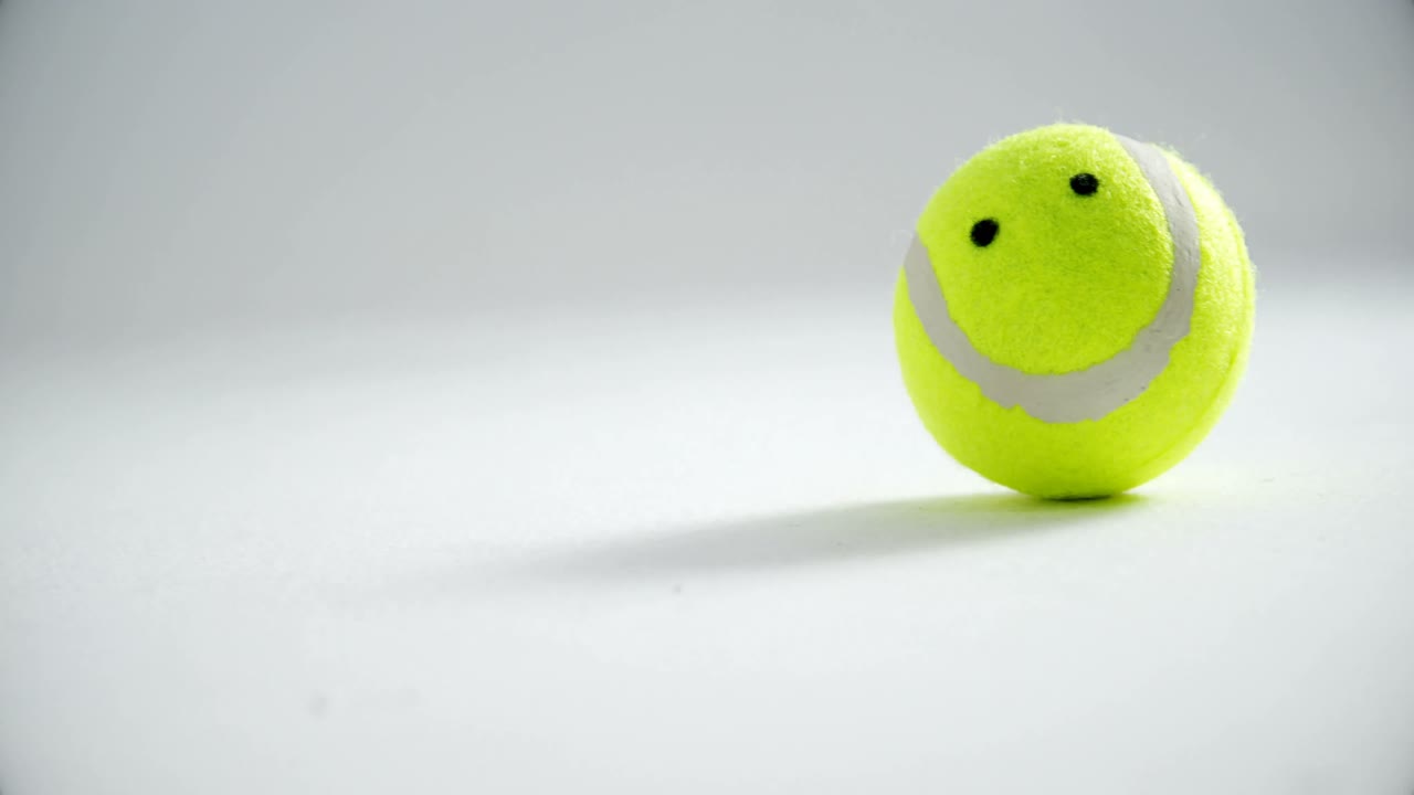 cara sonriente en una pelota de tenis 4k