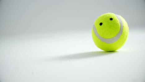 Smiley-Gesicht-Auf-Tennisball-4k