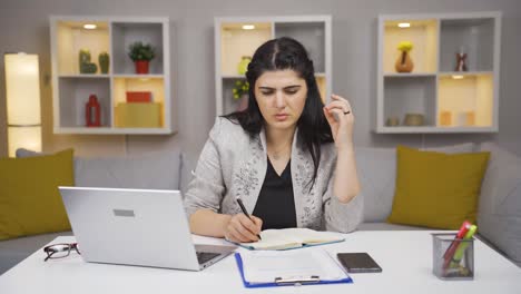 Home-Office-Mitarbeiterin-Führt-Rechnungsberechnung-Durch.