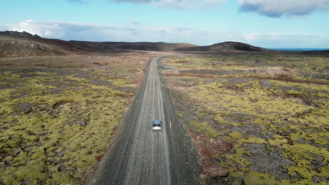 드론에서 볼 수 있는 아이슬란드 풍경의 아름다움을 목격하고, 화산 지형을 따라 휘어지는 자동차를 따라, 모험으로 거친 풍경을 정복합니다.