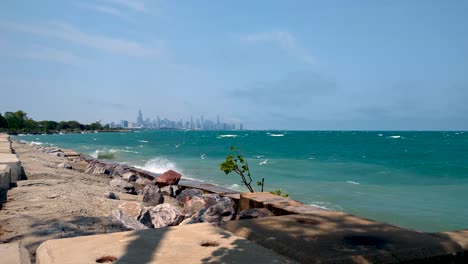 Viento-Fuerte-En-El-Lago-Michigan-Mirando-Al-Norte-Hacia-El-Centro-De-Chicago