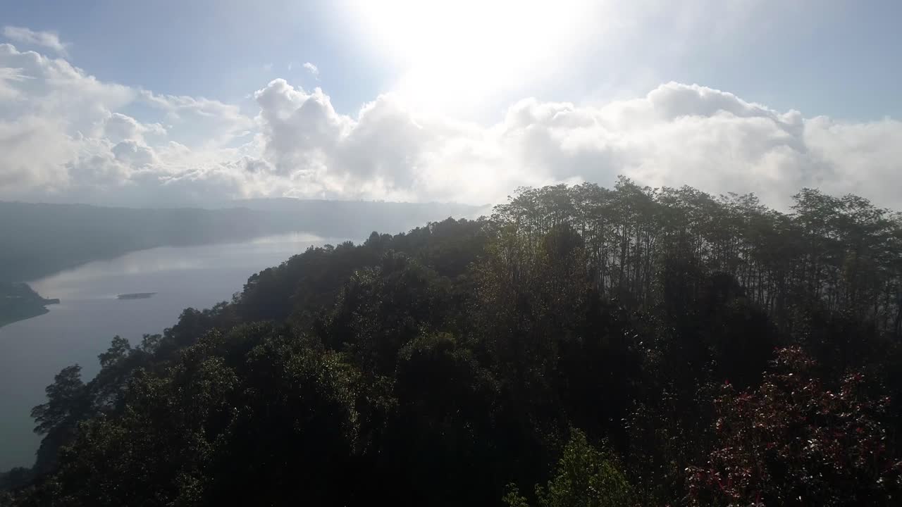 흐린 인도네시아 언덕 위로 비행