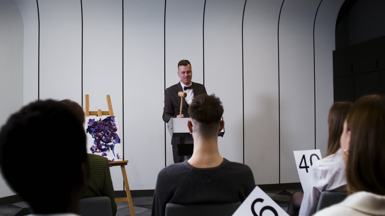 люди на аукционе произведений искусства