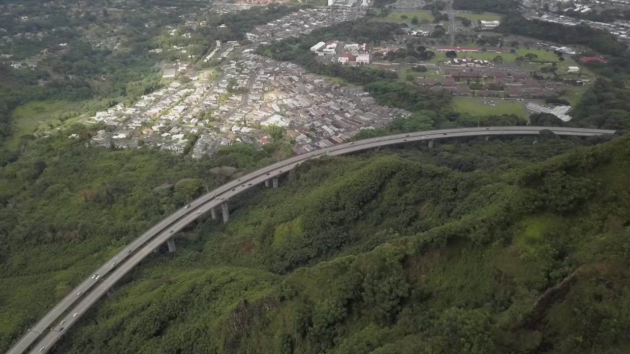 vista aérea de la autopista h3 elevada de oahu
