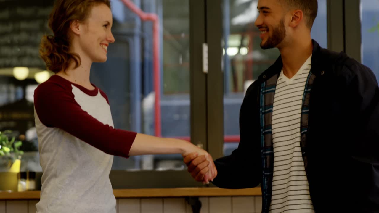 dirigenti che si stringono la mano in ufficio caffè 4k