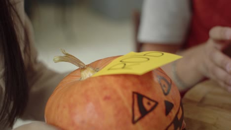 llamadas calabazas de halloween en la mesa de primer plano
