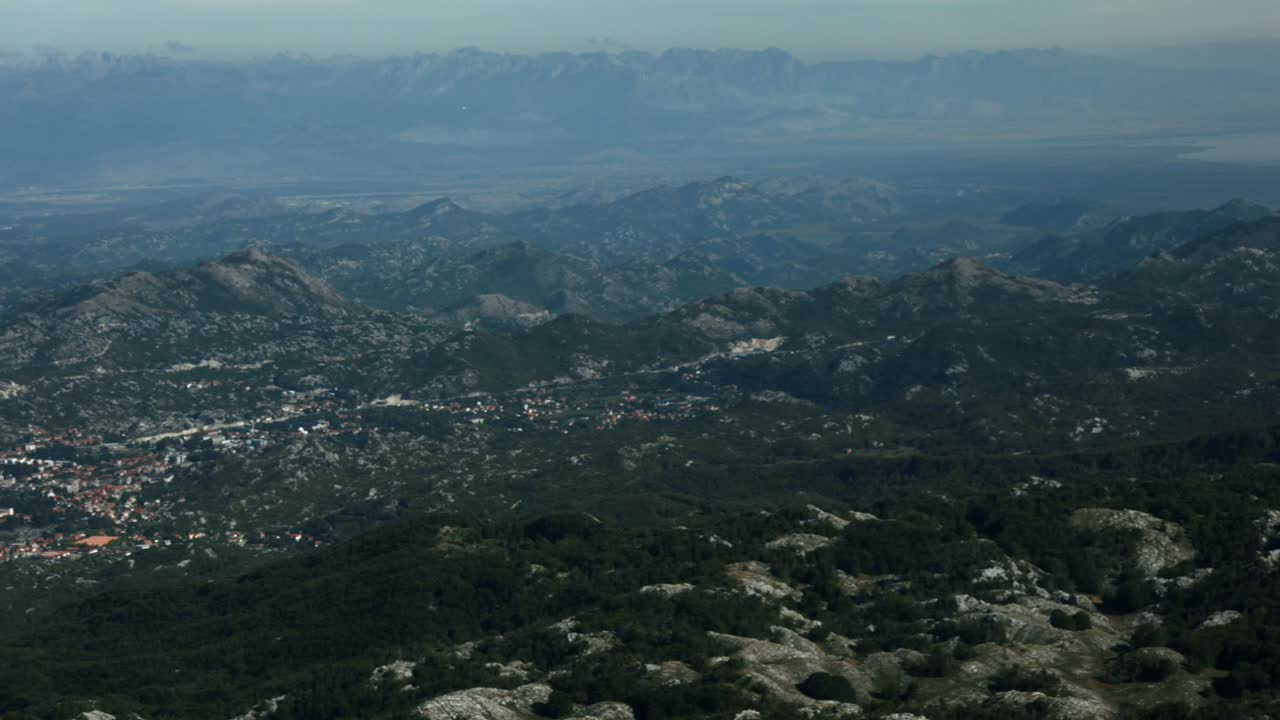 paisaje montañoso con vistas a la ciudad