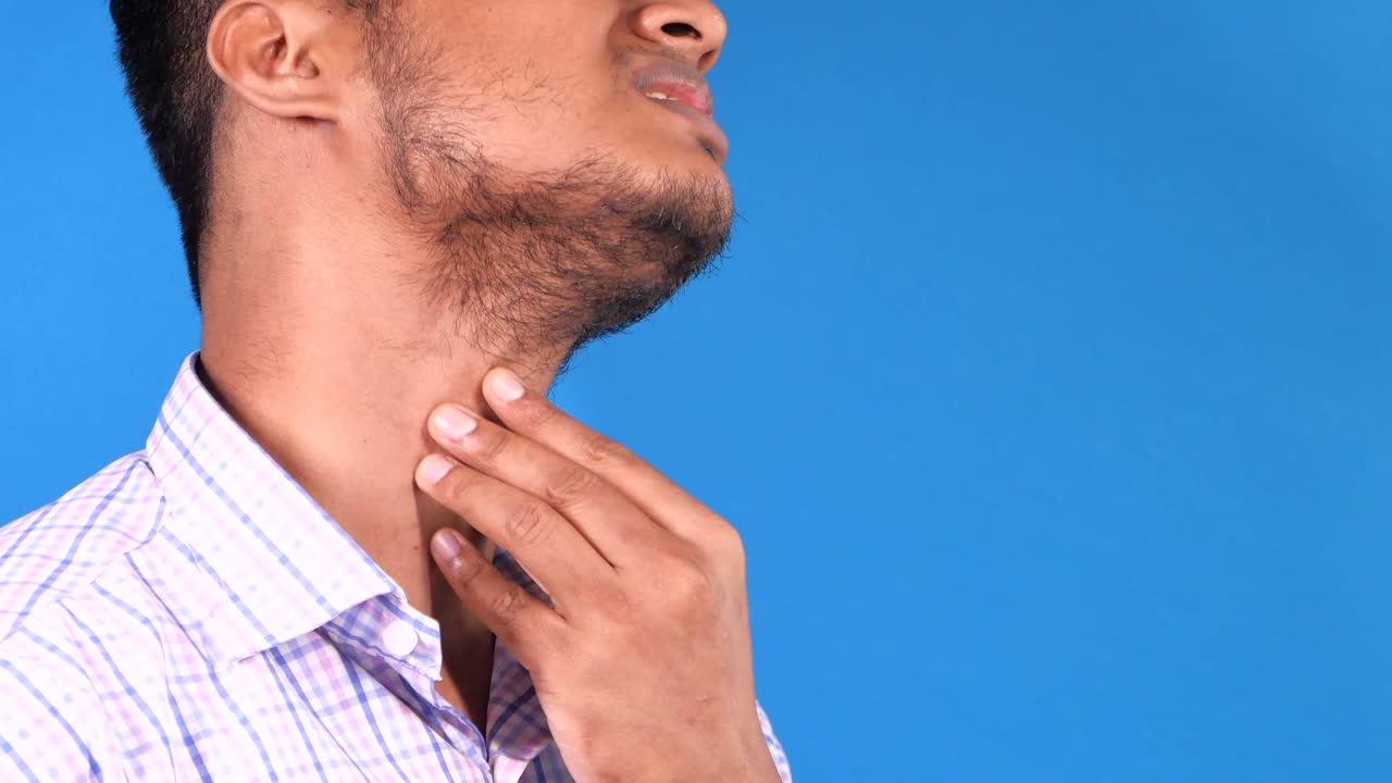 hombre comprobando su garganta