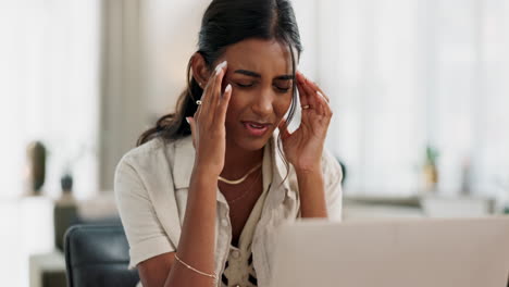 mujer, dolor de cabeza y trabajo desde casa dolor en la computadora portátil