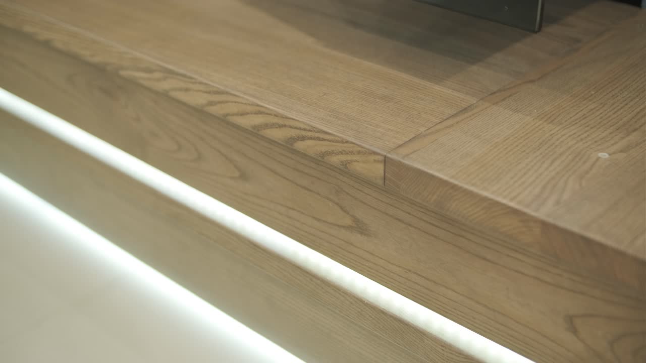 primer plano de una superficie de madera con iluminación led