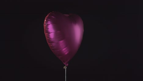 Hübscher-Rosa-Heliumballon-In-Herzform-Mit-Rosa-Herzen,-Die-Rundherum-Fallen