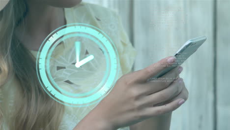 animación de procesamiento de datos y reloj sobre mujer caucásica usando teléfono inteligente