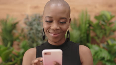 Attraktive,-Trendige-Schwarze-Frau,-Porträt-Einer-Erfolgreichen-Afroamerikanischen-Dame,-Die-Glücklich-Lächelt-Und-SMS-Und-Surfen-Mithilfe-Von-Smartphone-Technologie-Und-Netzwerken-Genießt