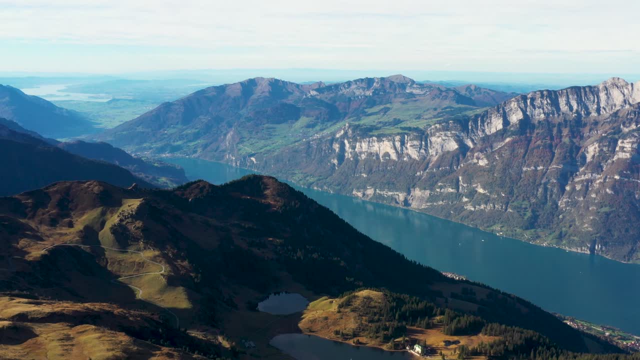 toma aérea de dolly del impresionante lago walensee, suiza