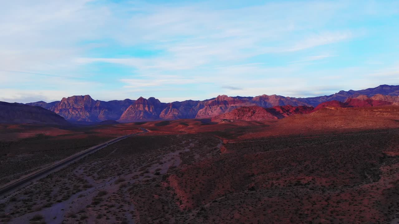 acercamiento aéreo temprano en la mañana al cañón de roca roja diciembre de 2022