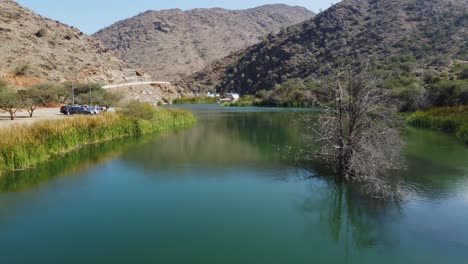 Luftdrohnenansicht-über-Wasser,-Annäherung-An-Den-Wadi-Dark-Dam,-In-Al-Baha,-Saudi-Arabien