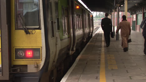 hombre de negocios en la estación de tren