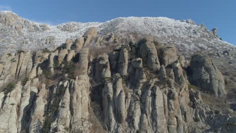 picos de montaña de invierno con árboles helados