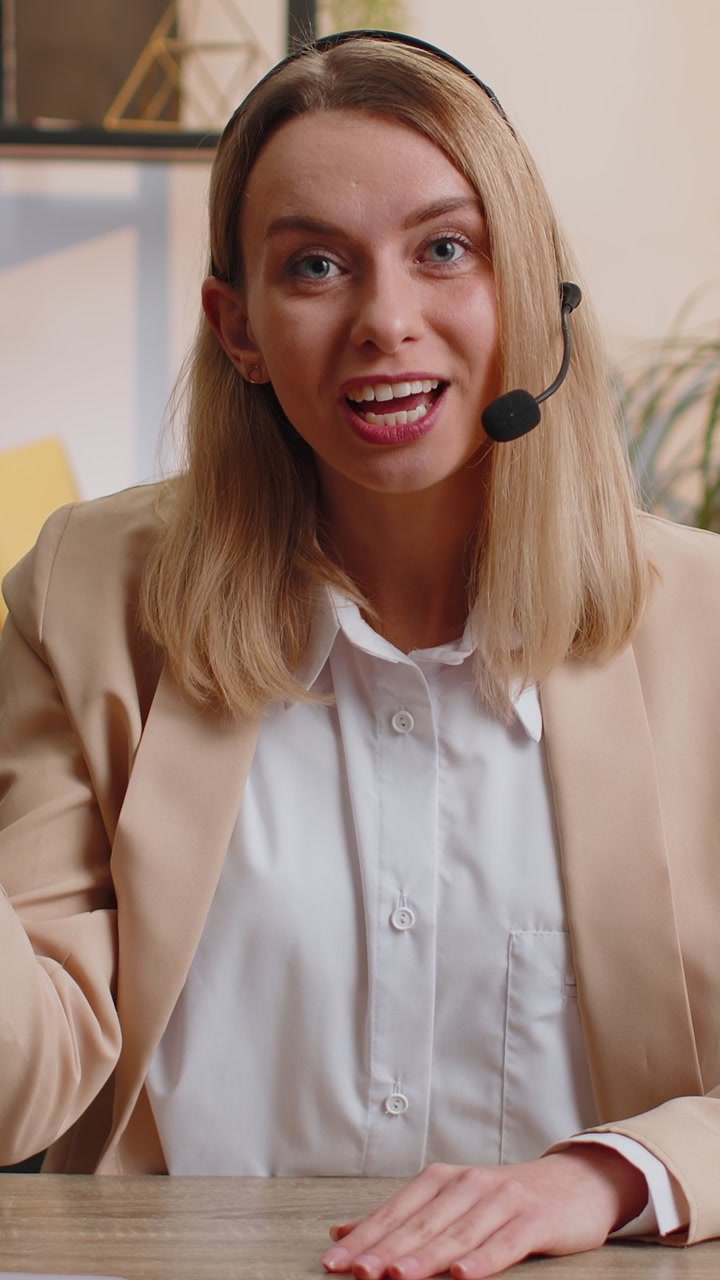 Donna d'affari che lavora su un portatile che indossa cuffie call center supporto servizio operatore ufficio helpline