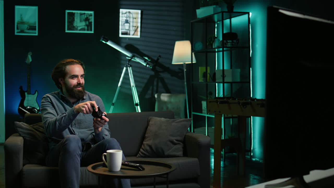 Uomo felice che gioca ai videogiochi in una casa illuminata al neon, con un controller in mano