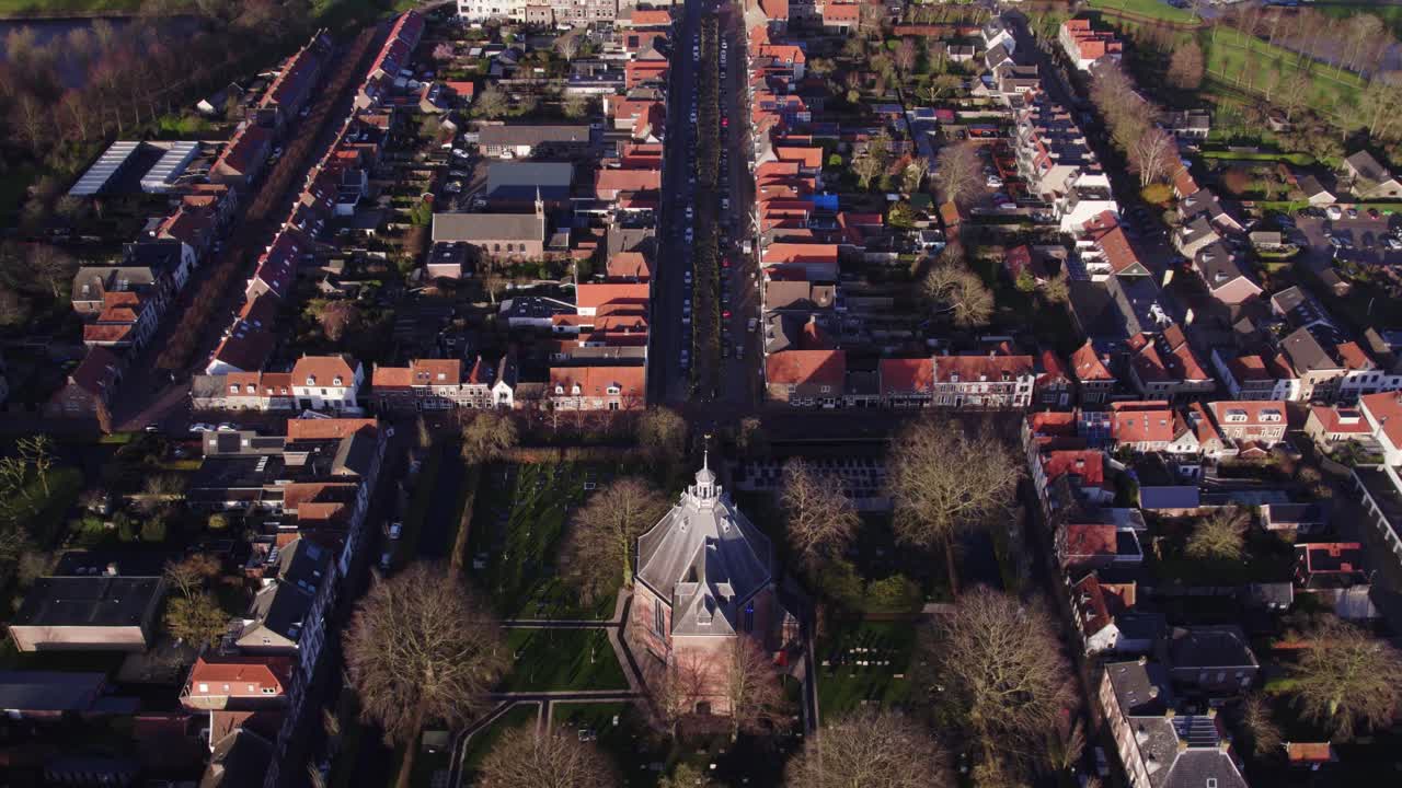 Luftfoto af Willemstad med fæstning, by, kirke, der viser et blødt historisk landskab i Holland