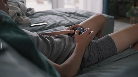 adolescente jugando videojuegos en el sofá