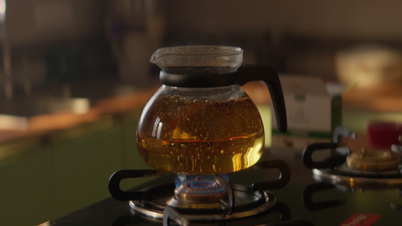 유리 그릇 안에서 끓는 차