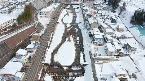 yamanouchi onsen town, vista aérea inclinada que revela un paisaje nevado, japón