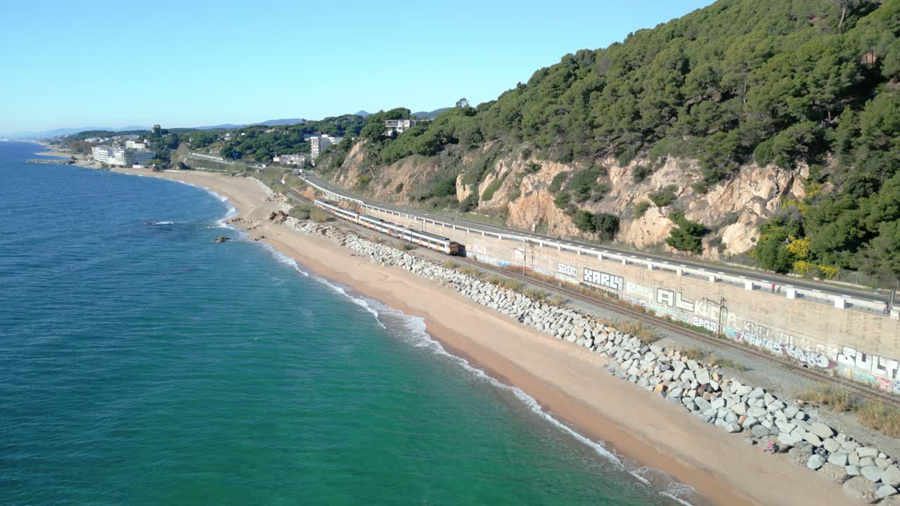 imágenes aéreas de san pol de mar, en la costa del maresme, provincia de barcelona, españa, imágenes del tren cercanias