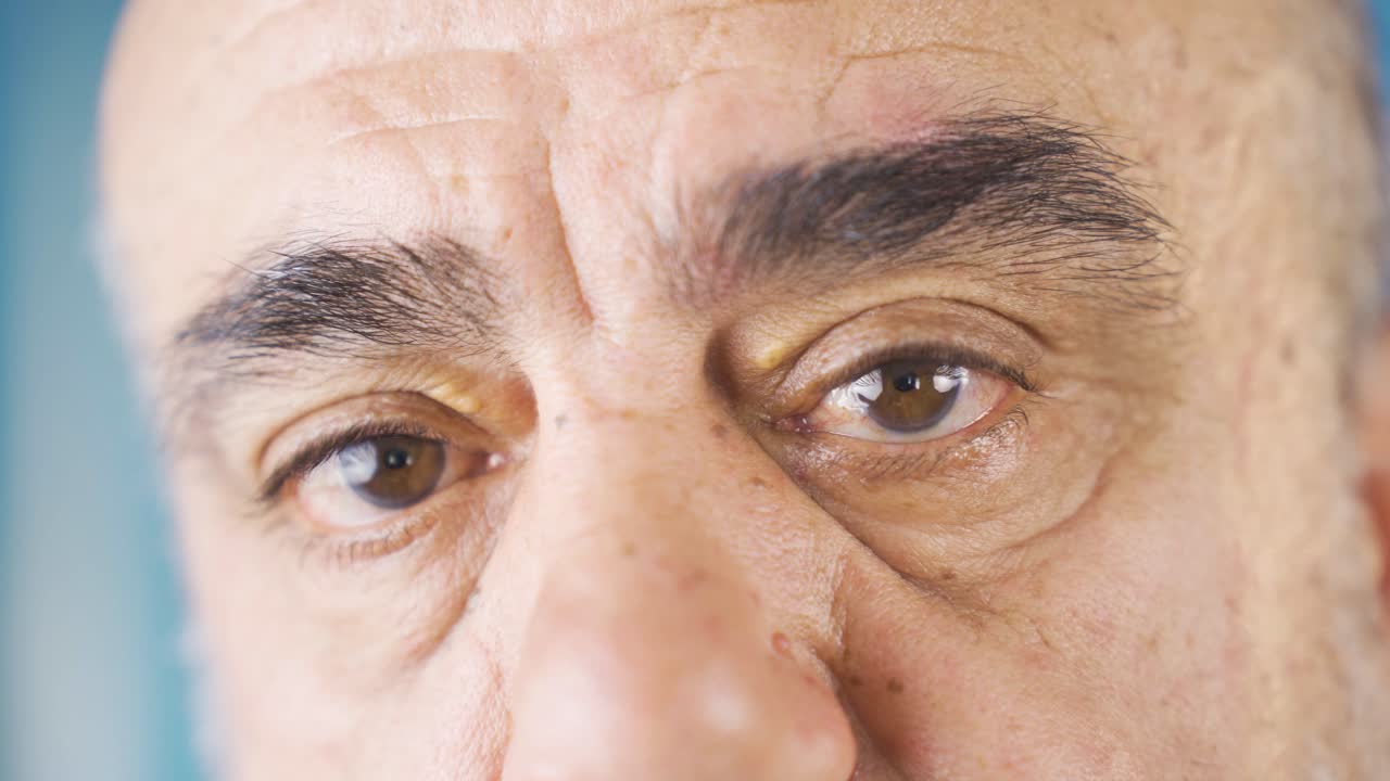 ojos masculinos viejos en primer plano.