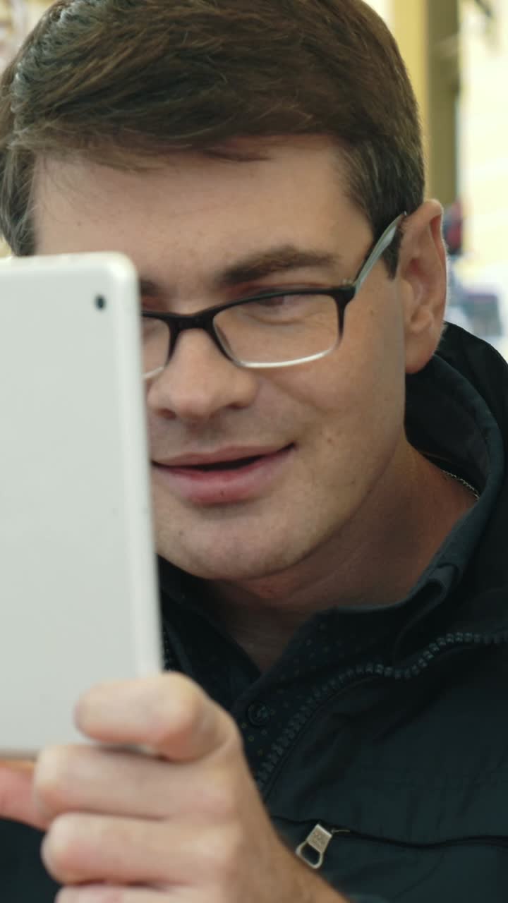 hombre usando una tableta