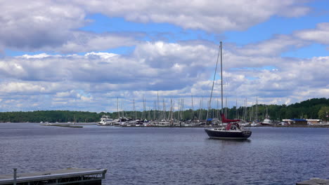 The-harbor-of-Burlington,-Vermont-on-the-shore-of-Lake-Champlain