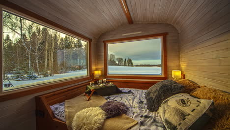 Tazas-De-Té-En-La-Cama-Dentro-De-Una-Cabaña-De-Madera-En-El-Campo-Con-Vistas-Pintorescas-A-La-Naturaleza-A-Través-De-Las-Ventanas-En-Invierno