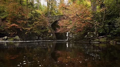 Schöne-Herbstszene-In-Der-Einsiedelei,-Dunkel-In-Den-Schottischen-Highlands---Statische-Aufnahme