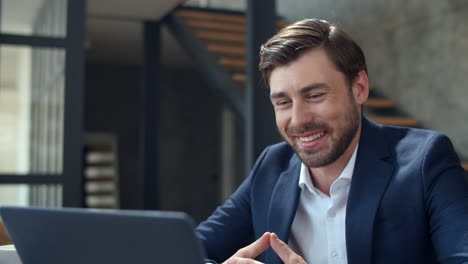 Alegre-Hombre-De-Negocios-Haciendo-Una-Llamada-Web-En-La-Cámara-De-Una-Computadora-Portátil.-Chico-Haciendo-Una-Conferencia-Telefónica