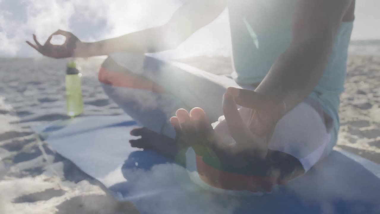 요가를 연습하는 아프리카계 미국인 남성 위에 반 ⁇ 이는 불빛의 애니메이션