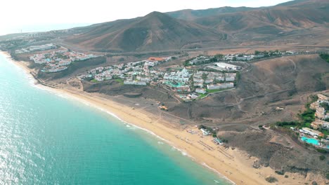 Vista-Aérea-De-Un-Hotel-De-Lujo-A-Lo-Largo-De-La-Costa-Hotel-Princess-Fuerteventura,-Islas-Canarias,-España