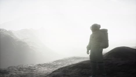 Astronaut-Auf-Einem-Anderen-Planeten-Mit-Staub-Und-Nebel