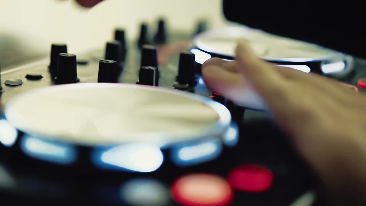 el dj trabaja detrás del teclado del dj.