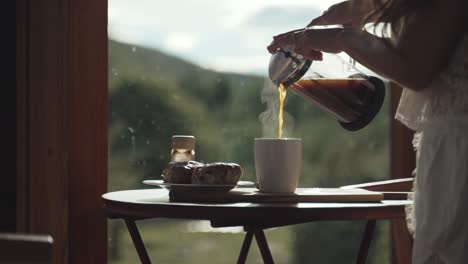 French-Press-Kaffee-Wird-In-Eine-Tasse-Gegossen,-Morgens-Schönes-Hausgemachtes-Frühstück-Im-Haus