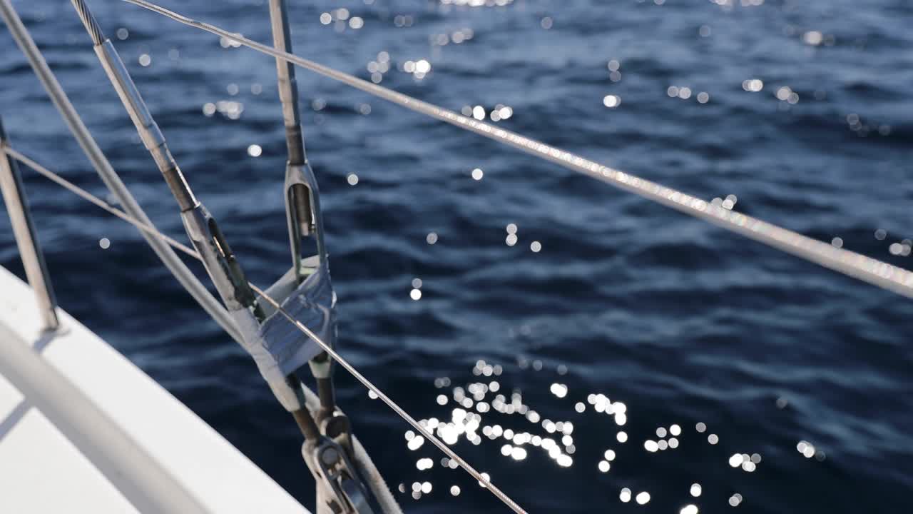 은 날씨에 선박의 금속 케이블의 근접 뷰, 기둥에 니와 로프, 요트 스포츠, 선박 장비, 바다가 배경입니다.