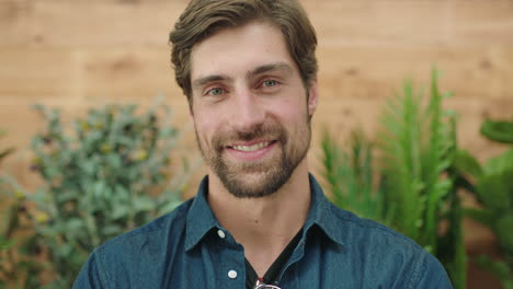 Primer-Plano-De-Un-Joven-Atractivo-Retrato-De-Un-Chico-Caucásico-Guapo-Sonriendo-Feliz-Ante-La-Cámara