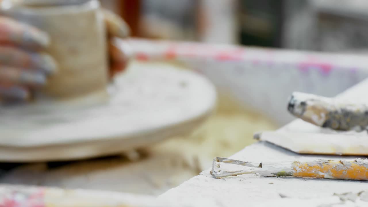 4k 작업 도구 로 점토 를  ⁇ 는 여성 도자기 제작자