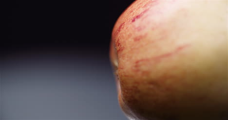 manzana fresca aislada sobre fondo negro 3