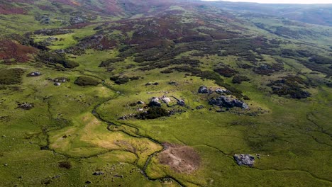 descenso aéreo dolly por encima del meandro agua del río extendiéndose a través de las montañas segundera zamora españa