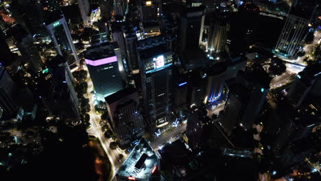 paisaje urbano del centro de kuala lumpur, vista aérea en la noche, kuala lumpur, malasia