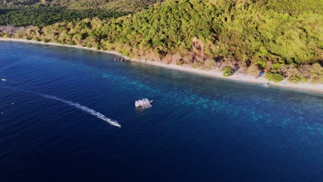 imágenes distantes de un pequeño pueblo de bambú con un barco cerca de palawan en filipinas