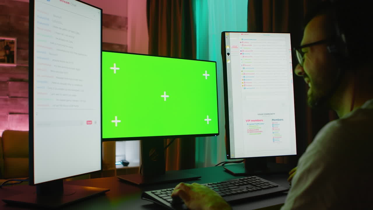 vista lateral de un joven hablando con varios jugadores