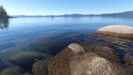 Una-Vista-Desde-El-Nivel-Del-Agua-Como-Un-Solitario